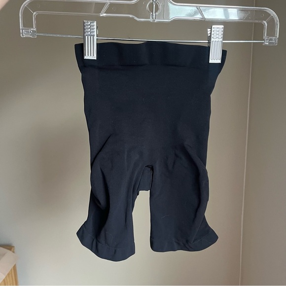 Skims Mid Thigh Short (size SMALL) in Onyx - Picture 4 of 6